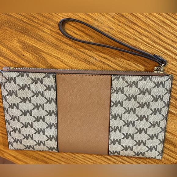 MICHAEL KORS ❤️ Wristlet / Wallet~Pre❤️Loved in Excellent Condition. - Picture 3 of 8